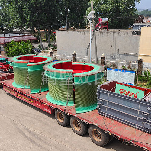 鑿井絞車廠家鶴壁雙民發(fā)往新疆的3米雙筒礦井提升機(jī)裝車出貨！